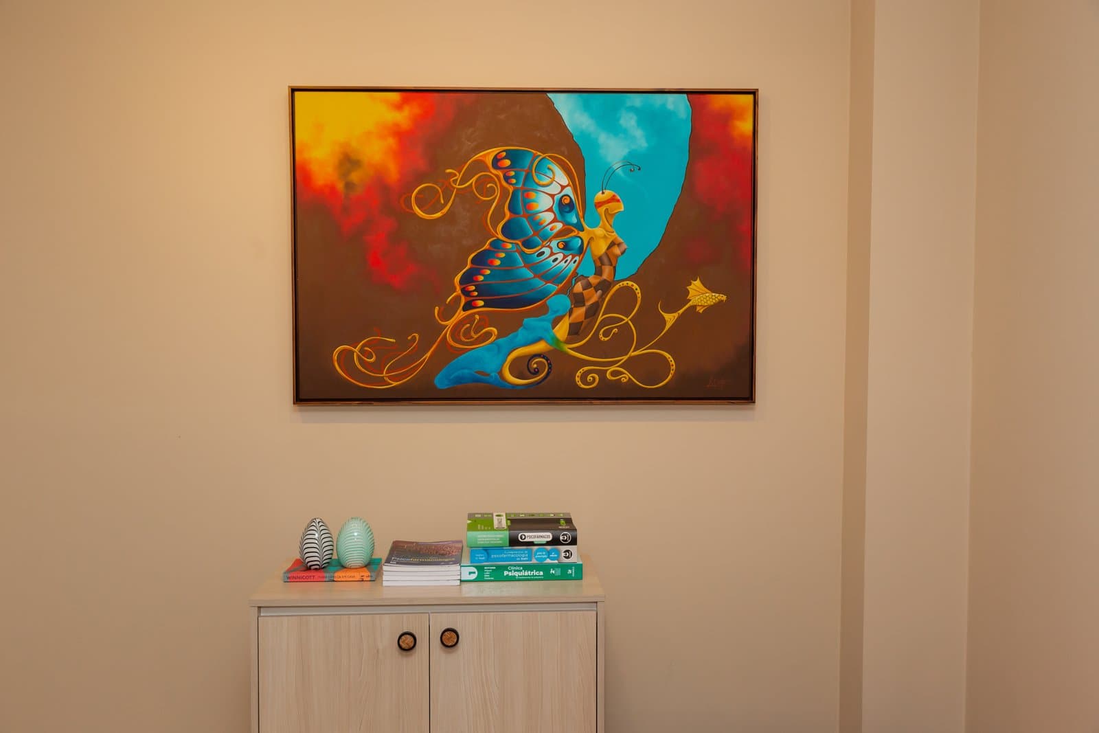 Quadro colorido na sala de atendimento