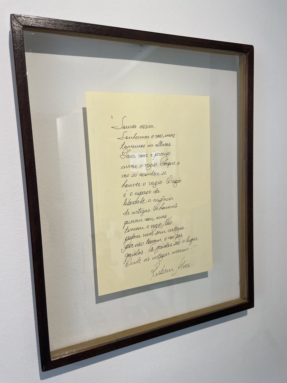 Poema de Rubem Alves emoldurado na parede